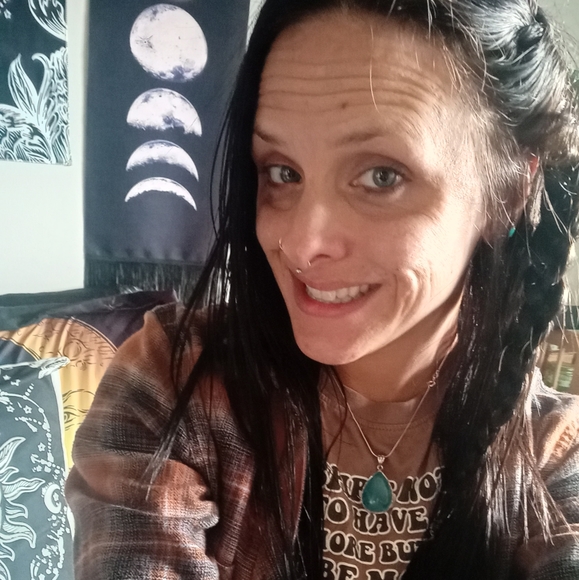 Meet your Posher, Amanda - Picture 2 of 2